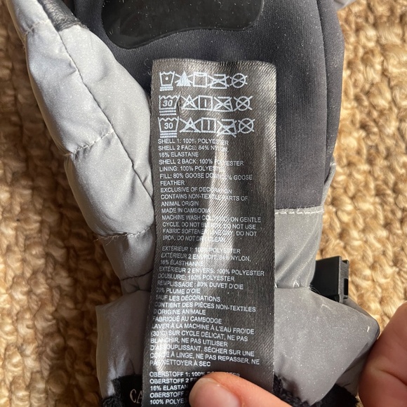 Canada Goose kids mitts - Picture 4 of 6